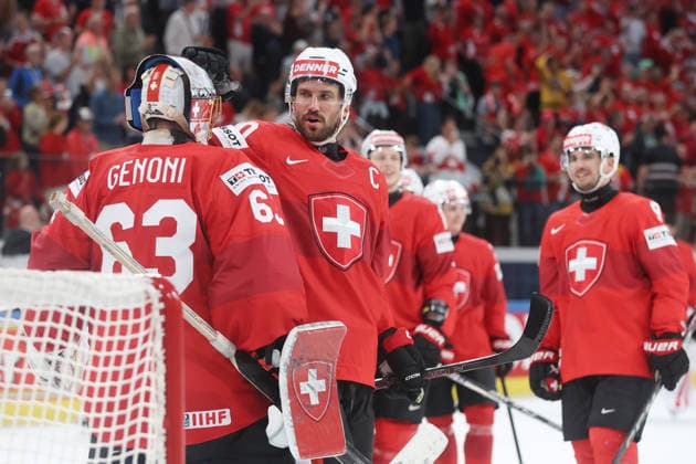 30.05.2026 Swiss Life Arena Zuerich , SCHWEIZ, Herren Eishockey IIHF World Championship, WM, Weltmeisterschaft Zurich 2026 Halbfinal SUI - NOR Jubel nach dem Spiel, Torwart Leonardo Genoni - Roman Josi (SUI)