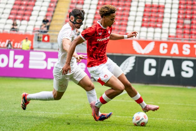 30.05.2026, xdaymx, Fussball Oberliga Rheinland-Pfalz Saar, 1.FC Kaiserslautern - FV Eppelborn vl. Marjanovic, Bono (Eppelborn) im Zweikampf mit Chukwukelu, Chinedu (FCK) DFL DFB REGULATIONS PROHIBIT ANY USE OF PHOTOGRAPHS as IMAGE SEQUENCES and or QUASI-VIDEO) Kaiserslautern