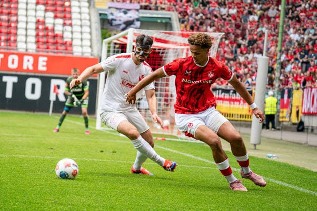 30.05.2026, xdaymx, Fussball Oberliga Rheinland-Pfalz Saar, 1.FC Kaiserslautern - FV Eppelborn vl. Marjanovic, Bono (Eppelborn) im Zweikampf mit Chukwukelu, Chinedu (FCK) DFL DFB REGULATIONS PROHIBIT ANY USE OF PHOTOGRAPHS as IMAGE SEQUENCES and or QUASI-VIDEO) Kaiserslautern