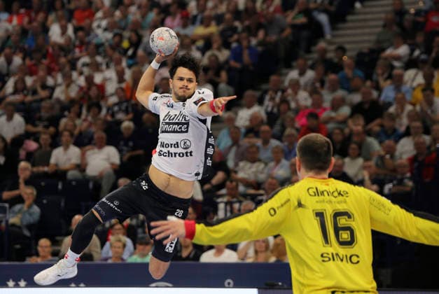 photo : Torwurf von .... Patrick VOLZ (Flensburg) gegen Torhüter Nebojsa SIMIC Handball Herren am Sa. 30.05.2026 Mens EHF European League , Final Four in Hamburg SG Flensburg - Melsungen, Halbfinale