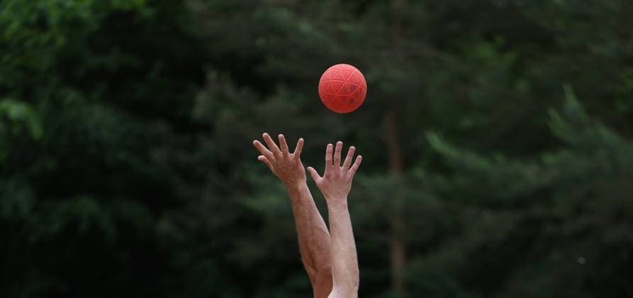 Deutschland - Kelkheim - Münster - 30.05.2026 Beachhandball - Hessen - Karacho Beach Cup 2026 Die Otternasen - BHC BADG Münster v.l. Symbolfoto Hände und Ball beim Hochball Karacho Beach Cup 2026