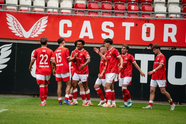 30.05.2026, xdaymx, Fussball Oberliga Rheinland-Pfalz Saar, 1.FC Kaiserslautern - FV Eppelborn Torjubel vom Torschützen Wiesnet, Melvin-Joe zum zwischenzeitlichen 4:0 mit der Mannschaft DFL DFB REGULATIONS PROHIBIT ANY USE OF PHOTOGRAPHS as IMAGE SEQUENCES and or QUASI-VIDEO) Kaiserslautern