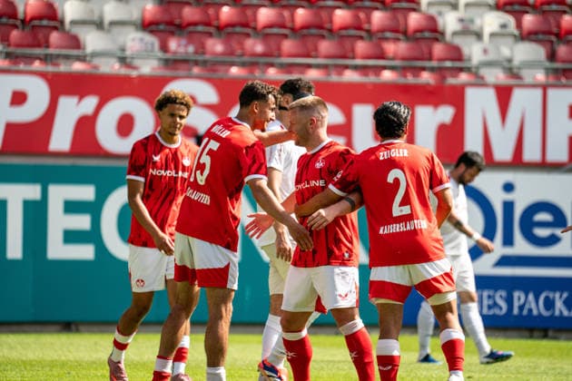 30.05.2026, xdaymx, Fussball Oberliga Rheinland-Pfalz Saar, 1.FC Kaiserslautern - FV Eppelborn Torjubel von Müller, Erik mit der Mannschaft nach seinem Treffer DFL DFB REGULATIONS PROHIBIT ANY USE OF PHOTOGRAPHS as IMAGE SEQUENCES and or QUASI-VIDEO) Kaiserslautern