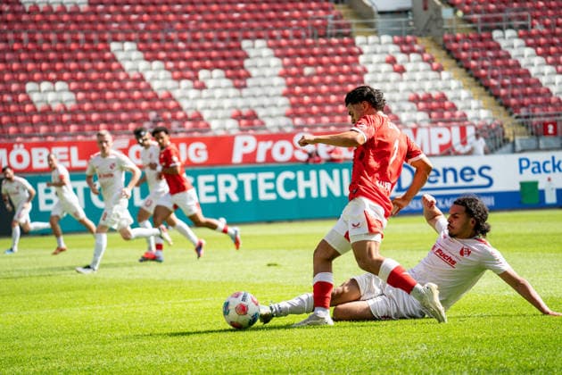 30.05.2026, xdaymx, Fussball Oberliga Rheinland-Pfalz Saar, 1.FC Kaiserslautern - FV Eppelborn vl. Ladjnef, Adam (Eppelborn) im Zweikampf mit Zeigler, Tyrese Alexander (FCK) DFL DFB REGULATIONS PROHIBIT ANY USE OF PHOTOGRAPHS as IMAGE SEQUENCES and or QUASI-VIDEO) Kaiserslautern
