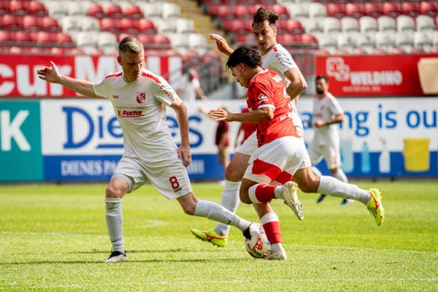 30.05.2026, xdaymx, Fussball Oberliga Rheinland-Pfalz Saar, 1.FC Kaiserslautern - FV Eppelborn vl. Pesch, Marc (Eppelborn) im Zweikampf mit Zeigler, Tyrese Alexander (FCK) DFL DFB REGULATIONS PROHIBIT ANY USE OF PHOTOGRAPHS as IMAGE SEQUENCES and or QUASI-VIDEO) Kaiserslautern