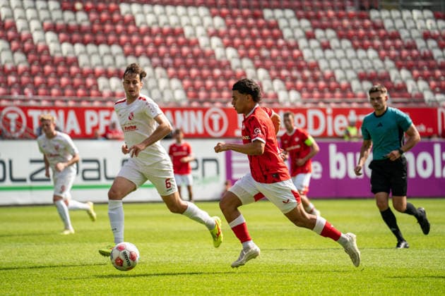 30.05.2026, xdaymx, Fussball Oberliga Rheinland-Pfalz Saar, 1.FC Kaiserslautern - FV Eppelborn vl. Ebler, Joel im Zweikampf mit Zeigler, Tyrese Alexander (FCK) DFL DFB REGULATIONS PROHIBIT ANY USE OF PHOTOGRAPHS as IMAGE SEQUENCES and or QUASI-VIDEO) Kaiserslautern