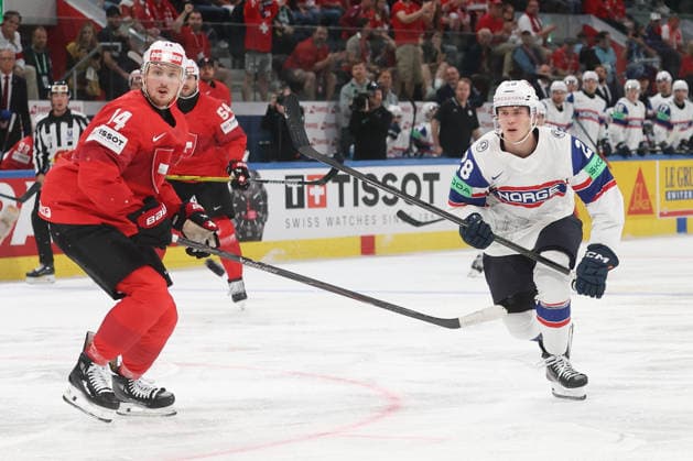 30.05.2026 Swiss Life Arena Zuerich , SCHWEIZ, Herren Eishockey IIHF World Championship, WM, Weltmeisterschaft Zurich 2026 Halbfinal SUI - NOR Dean Kukan (SUI) gegen Michael Brandsegg-Nygard (NOR)
