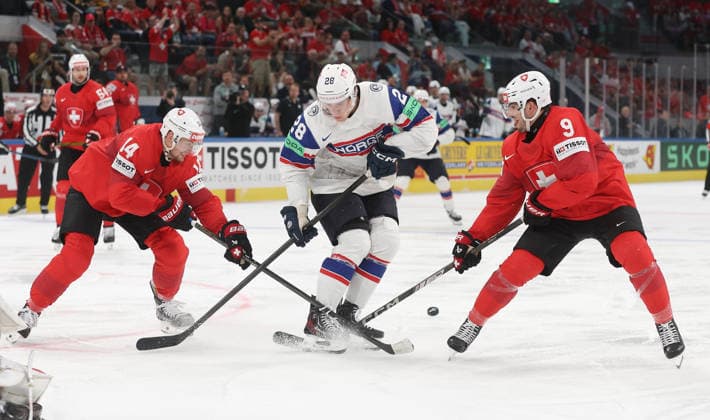 30.05.2026 Swiss Life Arena Zuerich , SCHWEIZ, Herren Eishockey IIHF World Championship, WM, Weltmeisterschaft Zurich 2026 Halbfinal SUI - NOR Dean Kukan (li,SUI) gegen Michael Brandsegg-Nygard (mitte,NOR) und Damien Riat (SUI)
