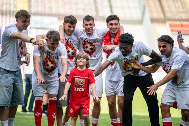 30.05.2026, xdaymx, Fussball Oberliga Rheinland-Pfalz Saar, 1.FC Kaiserslautern - FV Eppelborn Die Mannschaft vom FCK feiert ausgelassen den Aufstieg vor der Westkurve DFL DFB REGULATIONS PROHIBIT ANY USE OF PHOTOGRAPHS as IMAGE SEQUENCES and or QUASI-VIDEO) Kaiserslautern