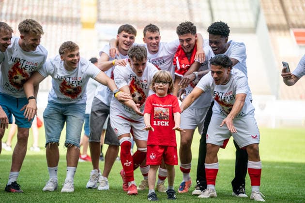 30.05.2026, xdaymx, Fussball Oberliga Rheinland-Pfalz Saar, 1.FC Kaiserslautern - FV Eppelborn Die Mannschaft vom FCK feiert ausgelassen den Aufstieg vor der Westkurve DFL DFB REGULATIONS PROHIBIT ANY USE OF PHOTOGRAPHS as IMAGE SEQUENCES and or QUASI-VIDEO) Kaiserslautern