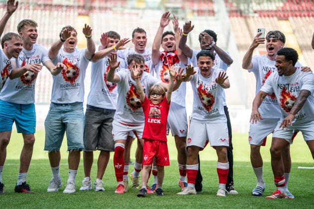 30.05.2026, xdaymx, Fussball Oberliga Rheinland-Pfalz Saar, 1.FC Kaiserslautern - FV Eppelborn Die Mannschaft vom FCK feiert ausgelassen den Aufstieg vor der Westkurve DFL DFB REGULATIONS PROHIBIT ANY USE OF PHOTOGRAPHS as IMAGE SEQUENCES and or QUASI-VIDEO) Kaiserslautern