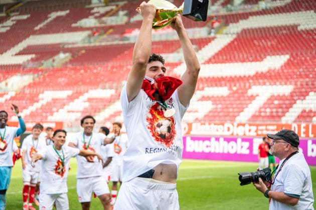 30.05.2026, xdaymx, Fussball Oberliga Rheinland-Pfalz Saar, 1.FC Kaiserslautern - FV Eppelborn Miftari, Drini (FCK) feiert vor der Kurve mit dem Meisterschaftspokal DFL DFB REGULATIONS PROHIBIT ANY USE OF PHOTOGRAPHS as IMAGE SEQUENCES and or QUASI-VIDEO) Kaiserslautern