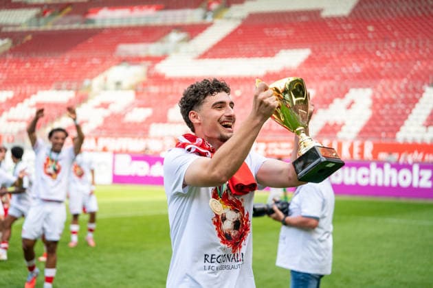 30.05.2026, xdaymx, Fussball Oberliga Rheinland-Pfalz Saar, 1.FC Kaiserslautern - FV Eppelborn Miftari, Drini (FCK) feiert vor der Kurve mit dem Meisterschaftspokal DFL DFB REGULATIONS PROHIBIT ANY USE OF PHOTOGRAPHS as IMAGE SEQUENCES and or QUASI-VIDEO) Kaiserslautern
