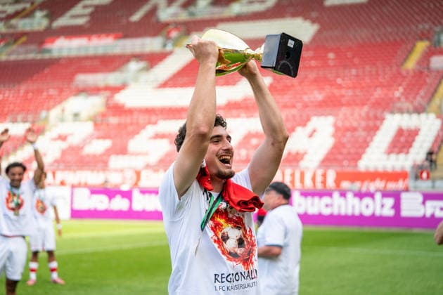 30.05.2026, xdaymx, Fussball Oberliga Rheinland-Pfalz Saar, 1.FC Kaiserslautern - FV Eppelborn Miftari, Drini (FCK) feiert vor der Kurve mit dem Meisterschaftspokal DFL DFB REGULATIONS PROHIBIT ANY USE OF PHOTOGRAPHS as IMAGE SEQUENCES and or QUASI-VIDEO) Kaiserslautern