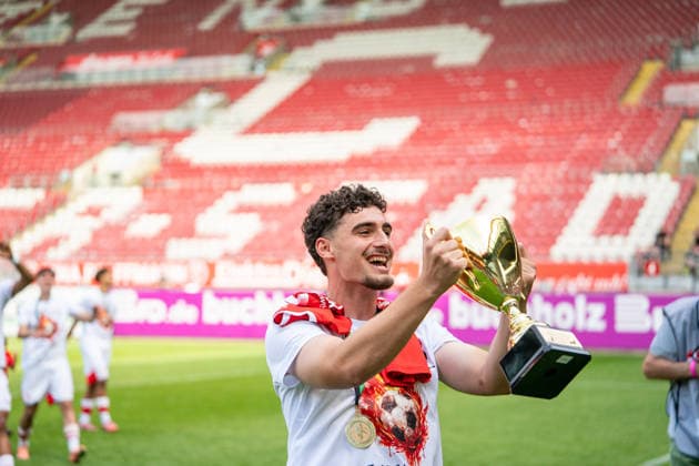 30.05.2026, xdaymx, Fussball Oberliga Rheinland-Pfalz Saar, 1.FC Kaiserslautern - FV Eppelborn Miftari, Drini (FCK) feiert vor der Kurve mit dem Meisterschaftspokal DFL DFB REGULATIONS PROHIBIT ANY USE OF PHOTOGRAPHS as IMAGE SEQUENCES and or QUASI-VIDEO) Kaiserslautern