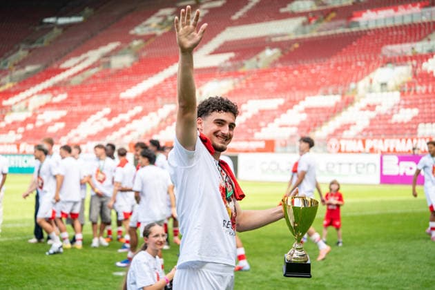 30.05.2026, xdaymx, Fussball Oberliga Rheinland-Pfalz Saar, 1.FC Kaiserslautern - FV Eppelborn Miftari, Drini (FCK) feiert vor der Kurve mit dem Meisterschaftspokal DFL DFB REGULATIONS PROHIBIT ANY USE OF PHOTOGRAPHS as IMAGE SEQUENCES and or QUASI-VIDEO) Kaiserslautern