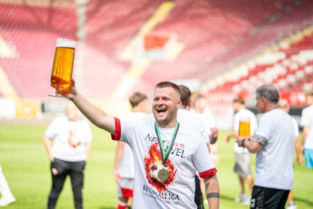 30.05.2026, xdaymx, Fussball Oberliga Rheinland-Pfalz Saar, 1.FC Kaiserslautern - FV Eppelborn Jean Zimmer mit Bier nach dem Aufstieg DFL DFB REGULATIONS PROHIBIT ANY USE OF PHOTOGRAPHS as IMAGE SEQUENCES and or QUASI-VIDEO) Kaiserslautern