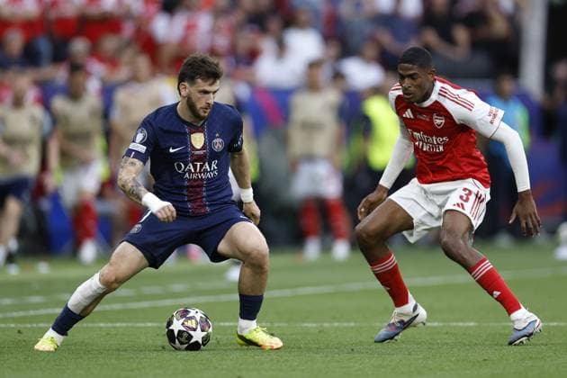 BUDAPEST - Khvicha Kvaratskhelia of Paris Saint-Germain and Cristhian Mosquera of Arsenal FC during the UEFA Champions League final between Paris Saint-Germain and Arsenal FC at the Puskas Arena on 30 May 2026, Budapest, Hungary. MAURICE VAN STEEN ANP UEFA Champions League Final 2026 2025-2026 xVIxANPxSportx xMauricexvanxSteenxIVx 559682151 originalFilename: 559682151.jpg