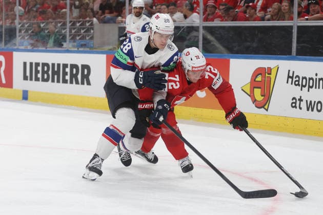 30.05.2026 Swiss Life Arena Zuerich , SCHWEIZ, Herren Eishockey IIHF World Championship, WM, Weltmeisterschaft Zurich 2026 Halbfinal SUI - NOR Michael Brandsegg-Nygard (li,NOR) gegen Dominik Egli (SUI)