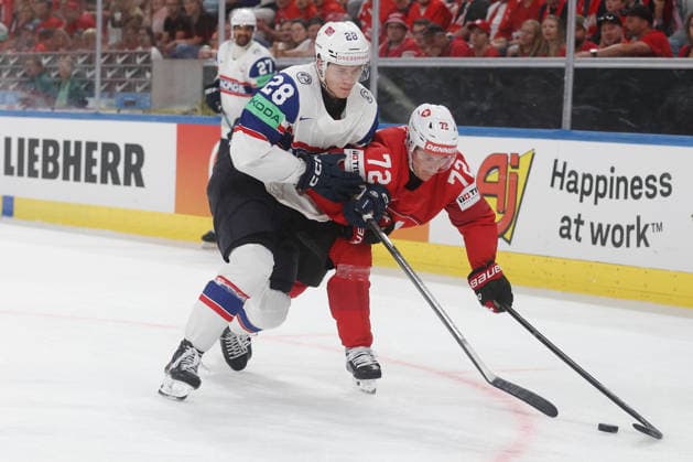 30.05.2026 Swiss Life Arena Zuerich , SCHWEIZ, Herren Eishockey IIHF World Championship, WM, Weltmeisterschaft Zurich 2026 Halbfinal SUI - NOR Michael Brandsegg-Nygard (li,NOR) gegen Dominik Egli (SUI)