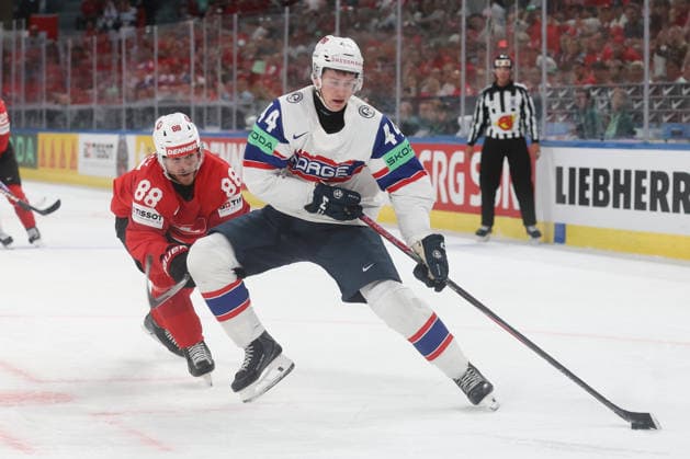 30.05.2026 Swiss Life Arena Zuerich , SCHWEIZ, Herren Eishockey IIHF World Championship, WM, Weltmeisterschaft Zurich 2026 Halbfinal SUI - NOR Christoph Bertschy (li,SUI) gegen Tinus Luc Koblar (NOR)