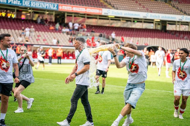 30.05.2026, xdaymx, Fussball Oberliga Rheinland-Pfalz Saar, 1.FC Kaiserslautern - FV Eppelborn Alexander Bugera bekommt eine Bierdusche nach dem Aufstieg DFL DFB REGULATIONS PROHIBIT ANY USE OF PHOTOGRAPHS as IMAGE SEQUENCES and or QUASI-VIDEO) Kaiserslautern
