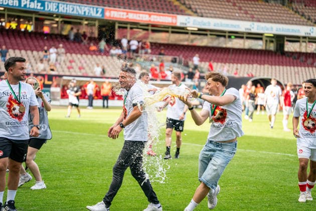 30.05.2026, xdaymx, Fussball Oberliga Rheinland-Pfalz Saar, 1.FC Kaiserslautern - FV Eppelborn Alexander Bugera bekommt eine Bierdusche nach dem Aufstieg DFL DFB REGULATIONS PROHIBIT ANY USE OF PHOTOGRAPHS as IMAGE SEQUENCES and or QUASI-VIDEO) Kaiserslautern