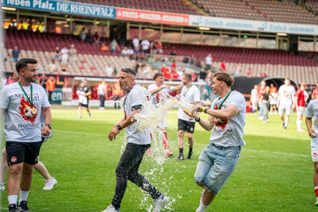 30.05.2026, xdaymx, Fussball Oberliga Rheinland-Pfalz Saar, 1.FC Kaiserslautern - FV Eppelborn Alexander Bugera bekommt eine Bierdusche nach dem Aufstieg DFL DFB REGULATIONS PROHIBIT ANY USE OF PHOTOGRAPHS as IMAGE SEQUENCES and or QUASI-VIDEO) Kaiserslautern