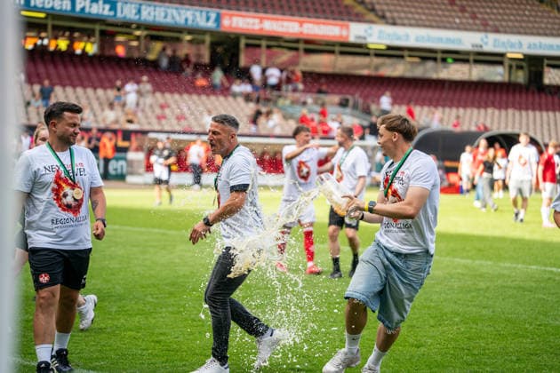 30.05.2026, xdaymx, Fussball Oberliga Rheinland-Pfalz Saar, 1.FC Kaiserslautern - FV Eppelborn Alexander Bugera bekommt eine Bierdusche nach dem Aufstieg DFL DFB REGULATIONS PROHIBIT ANY USE OF PHOTOGRAPHS as IMAGE SEQUENCES and or QUASI-VIDEO) Kaiserslautern