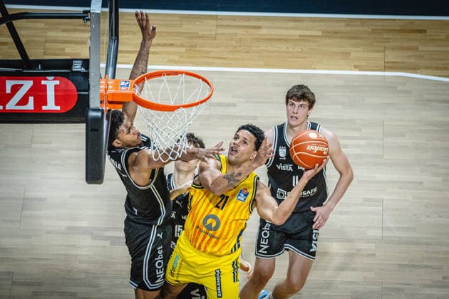 Basketball Berlin 30.05.2026 Saison 2025 2026 EasyCredit BBL 1. Bundesliga Männer, Herren Playoffs Halbfinale Spiel 1 Alba Berlin - BMA365 Bamberg Baskets Michael Rataj (Alba Berlin, No.21) Demarcus Demonia (Bamberg, No.08) Richard Balint (Bamberg, No.11)