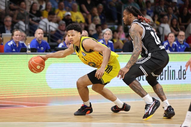 Jack Kayil am Ball, Cobe Williams Zweikampf Spielszene Aktion Basketball BBL Bundesliga Herren Play Off Halbfinale 1.Spiel Saison 2025 2026 30.05.2026 ALBA Berlin vs BMA365 Bamberg Baskets