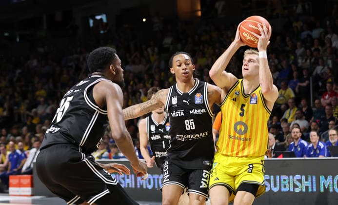 Ejiofor Onu, Austin Crowley, Austin Crowley am Ball Zweikampf Spielszene Aktion Basketball BBL Bundesliga Herren Play Off Halbfinale 1.Spiel Saison 2025 2026 30.05.2026 ALBA Berlin vs BMA365 Bamberg Baskets