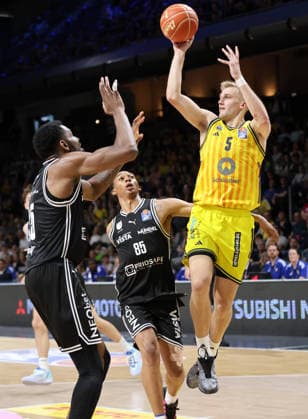 Ejiofor Onu, Austin Crowley, Austin Crowley am Ball Zweikampf Spielszene Aktion Basketball BBL Bundesliga Herren Play Off Halbfinale 1.Spiel Saison 2025 2026 30.05.2026 ALBA Berlin vs BMA365 Bamberg Baskets