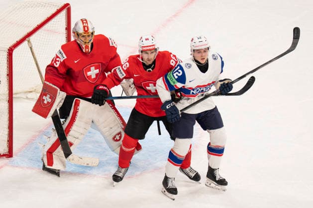 ZURICH, SWITZERLAND - MAY 30: Noah Steen of Norway R) against Janis Moser of Switzerland C) in front of goalkeeper Leonardo Genoni of Switzerland L) during the 2026 IIHF Ice hockey, Eishockey World Championship, WM, Weltmeisterschaft Switzerland game between Switzerland and Norway at Swiss Life Arena on May 30, 2026 in Zurich, Zurich. Zurich Swiss Life Arena Zurich Switzerland Copyright: xJustPictures.ch JarixPestelaccix jp-en-EuSpIm-JP6_JAR_Switzerland_Norway_30May2026_00042