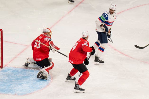 ZURICH, SWITZERLAND - MAY 30: goalkeeper Leonardo Genoni of Switzerland L) saves during the 2026 IIHF Ice hockey, Eishockey World Championship, WM, Weltmeisterschaft Switzerland game between Switzerland and Norway at Swiss Life Arena on May 30, 2026 in Zurich, Zurich. Zurich Swiss Life Arena Zurich Switzerland Copyright: xJustPictures.ch JarixPestelaccix jp-en-EuSpIm-JP6_JAR_Switzerland_Norway_30May2026_00141