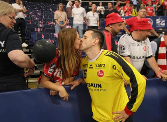 photo : Jubel nach dem Schlußpfiff bei den Spielern aus Melsungen , Torhüter Nebojsa SIMIC feiert mit seiner Ehefrrau Alekandra Handball Herren am Sa. 30.05.2026 Mens EHF European League , Final Four in Hamburg SG Flensburg - Melsungen, Halbfinale