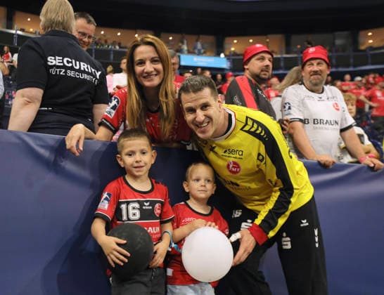 photo : Jubel nach dem Schlußpfiff bei den Spielern aus Melsungen , Torhüter Nebojsa SIMIC feiert mit seiner Famile , oben Ehefrrau Alekandra , unten die zwei Söhne Luka und Matija .... Handball Herren am Sa. 30.05.2026 Mens EHF European League , Final Four in Hamburg SG Flensburg - Melsungen, Halbfinale