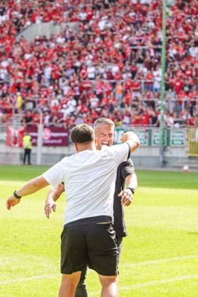 30.05.2026, xdaymx, Fussball Oberliga Rheinland-Pfalz Saar, 1.FC Kaiserslautern - FV Eppelborn Alexander Bugera feiert direkt nach Schlusspfiff den Aufstieg seiner Mannschaft mit dem Co-Trainer DFL DFB REGULATIONS PROHIBIT ANY USE OF PHOTOGRAPHS as IMAGE SEQUENCES and or QUASI-VIDEO) Kaiserslautern