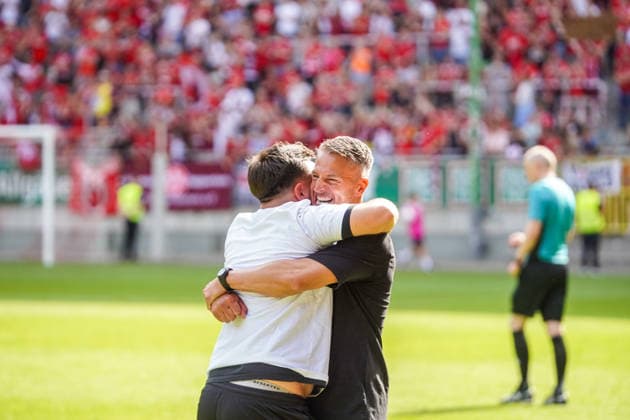 30.05.2026, xdaymx, Fussball Oberliga Rheinland-Pfalz Saar, 1.FC Kaiserslautern - FV Eppelborn Alexander Bugera feiert direkt nach Schlusspfiff den Aufstieg seiner Mannschaft mit dem Co-Trainer DFL DFB REGULATIONS PROHIBIT ANY USE OF PHOTOGRAPHS as IMAGE SEQUENCES and or QUASI-VIDEO) Kaiserslautern