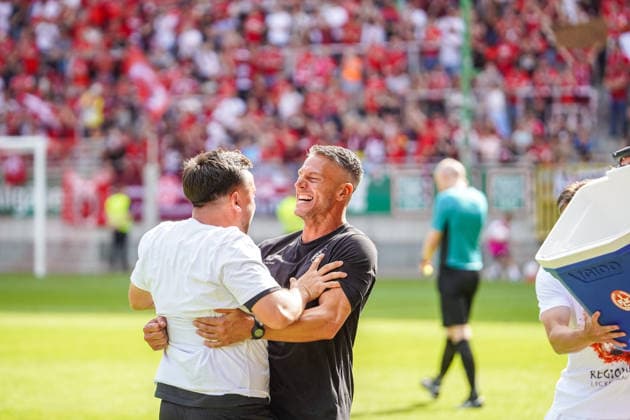 30.05.2026, xdaymx, Fussball Oberliga Rheinland-Pfalz Saar, 1.FC Kaiserslautern - FV Eppelborn Alexander Bugera feiert direkt nach Schlusspfiff den Aufstieg seiner Mannschaft mit dem Co-Trainer DFL DFB REGULATIONS PROHIBIT ANY USE OF PHOTOGRAPHS as IMAGE SEQUENCES and or QUASI-VIDEO) Kaiserslautern