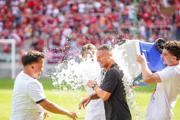 30.05.2026, xdaymx, Fussball Oberliga Rheinland-Pfalz Saar, 1.FC Kaiserslautern - FV Eppelborn Alexander Bugera bekommt direkt nach Schluffpfiff von Blum, Shawn Marc und Miftari, Drini eine Eisdusche DFL DFB REGULATIONS PROHIBIT ANY USE OF PHOTOGRAPHS as IMAGE SEQUENCES and or QUASI-VIDEO) Kaiserslautern