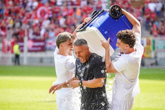 30.05.2026, xdaymx, Fussball Oberliga Rheinland-Pfalz Saar, 1.FC Kaiserslautern - FV Eppelborn Alexander Bugera bekommt direkt nach Schluffpfiff von Blum, Shawn Marc und Miftari, Drini eine Eisdusche DFL DFB REGULATIONS PROHIBIT ANY USE OF PHOTOGRAPHS as IMAGE SEQUENCES and or QUASI-VIDEO) Kaiserslautern