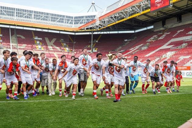 30.05.2026, xdaymx, Fussball Oberliga Rheinland-Pfalz Saar, 1.FC Kaiserslautern - FV Eppelborn Kapitän Jean Zimmer hebt den Meisterschaftspokal nach dem Aufstieg mit der Mannschaft vor den Fans hoch DFL DFB REGULATIONS PROHIBIT ANY USE OF PHOTOGRAPHS as IMAGE SEQUENCES and or QUASI-VIDEO) Kaiserslautern