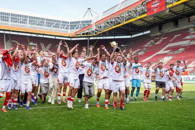 30.05.2026, xdaymx, Fussball Oberliga Rheinland-Pfalz Saar, 1.FC Kaiserslautern - FV Eppelborn Kapitän Jean Zimmer hebt den Meisterschaftspokal nach dem Aufstieg mit der Mannschaft vor den Fans hoch DFL DFB REGULATIONS PROHIBIT ANY USE OF PHOTOGRAPHS as IMAGE SEQUENCES and or QUASI-VIDEO) Kaiserslautern