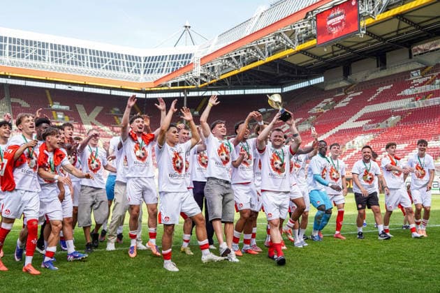 30.05.2026, xdaymx, Fussball Oberliga Rheinland-Pfalz Saar, 1.FC Kaiserslautern - FV Eppelborn Kapitän Jean Zimmer hebt den Meisterschaftspokal nach dem Aufstieg mit der Mannschaft vor den Fans hoch DFL DFB REGULATIONS PROHIBIT ANY USE OF PHOTOGRAPHS as IMAGE SEQUENCES and or QUASI-VIDEO) Kaiserslautern
