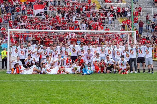 30.05.2026, xdaymx, Fussball Oberliga Rheinland-Pfalz Saar, 1.FC Kaiserslautern - FV Eppelborn Mannschaftsbilder der U21, U 21 nach dem Aufstieg vor der Westkurve DFL DFB REGULATIONS PROHIBIT ANY USE OF PHOTOGRAPHS as IMAGE SEQUENCES and or QUASI-VIDEO) Kaiserslautern