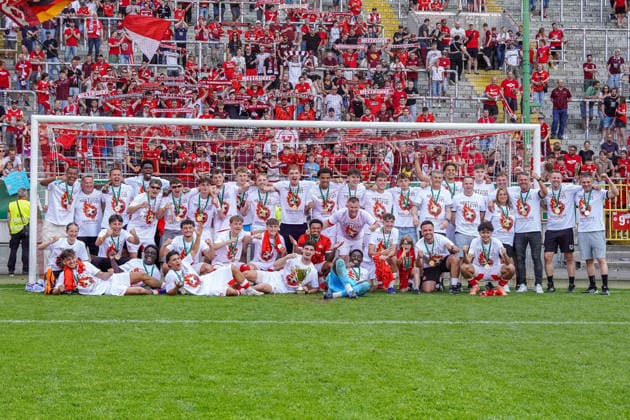 30.05.2026, xdaymx, Fussball Oberliga Rheinland-Pfalz Saar, 1.FC Kaiserslautern - FV Eppelborn Mannschaftsbilder der U21, U 21 nach dem Aufstieg vor der Westkurve DFL DFB REGULATIONS PROHIBIT ANY USE OF PHOTOGRAPHS as IMAGE SEQUENCES and or QUASI-VIDEO) Kaiserslautern