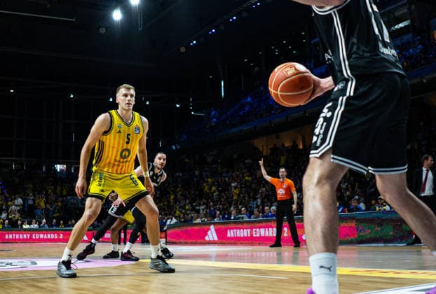 Sam Griesel (Alba Berlin, 5) verteidigt 30.05.2026, Alba Berlin vs Bamberg Baskets, Basketball, BBL, Max-Schmeling Halle, Berlin DFL regulations prohibit any use of photographs as image sequences and or quasi-video. Copyright: HMBxMedia xFinnxWeidmann