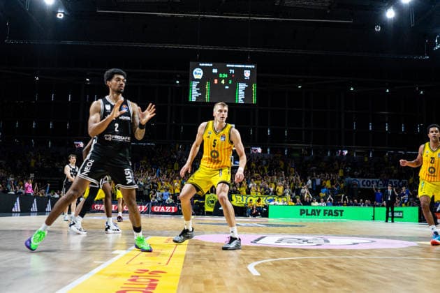 Sam Griesel (Alba Berlin, 5) verteidigt 30.05.2026, Alba Berlin vs Bamberg Baskets, Basketball, BBL, Max-Schmeling Halle, Berlin DFL regulations prohibit any use of photographs as image sequences and or quasi-video. Copyright: HMBxMedia xFinnxWeidmann