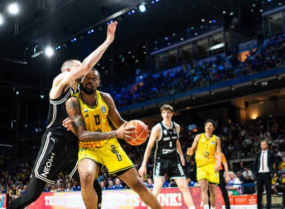 J wan Roberts (Alba Berlin, 13) versucht zum Korb zu kommen 30.05.2026, Alba Berlin vs Bamberg Baskets, Basketball, BBL, Max-Schmeling Halle, Berlin DFL regulations prohibit any use of photographs as image sequences and or quasi-video. Copyright: HMBxMedia xFinnxWeidmann